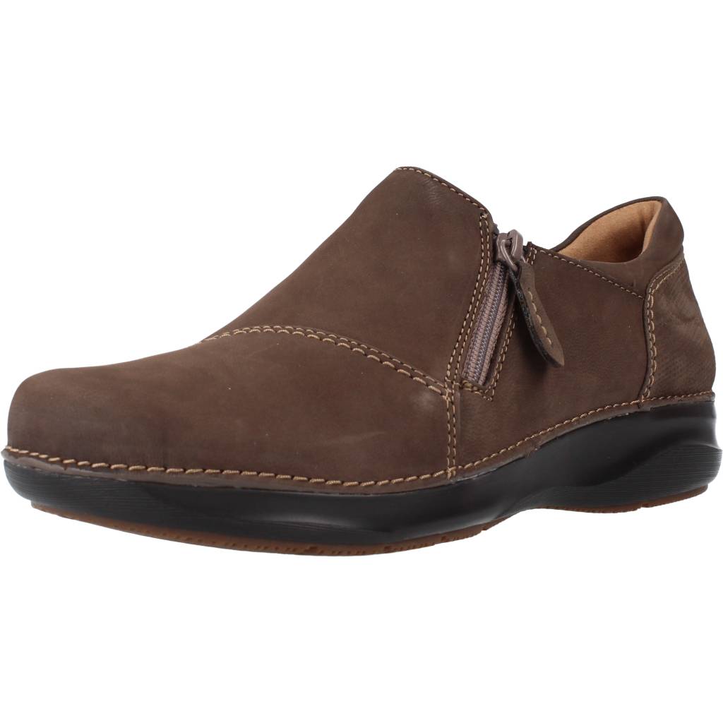 CLARKS APPLEY ZIP en color MARRON  (1)