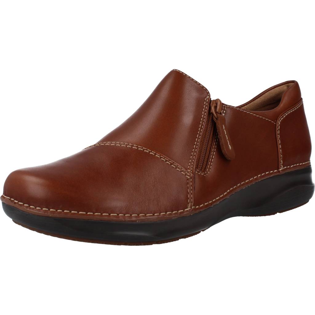 CLARKS  APPLEY ZIP en color MARRON  (1)