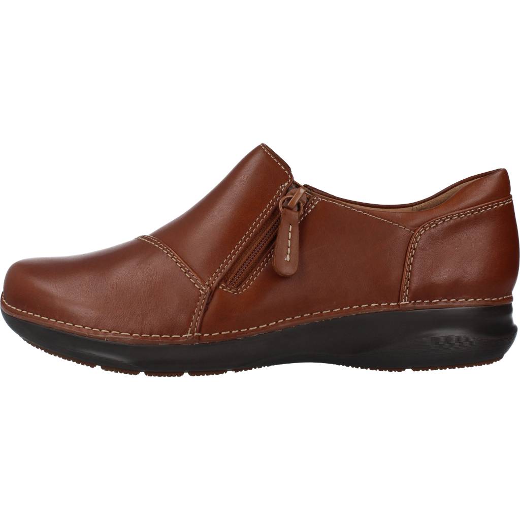 CLARKS  APPLEY ZIP en color MARRON  (2)