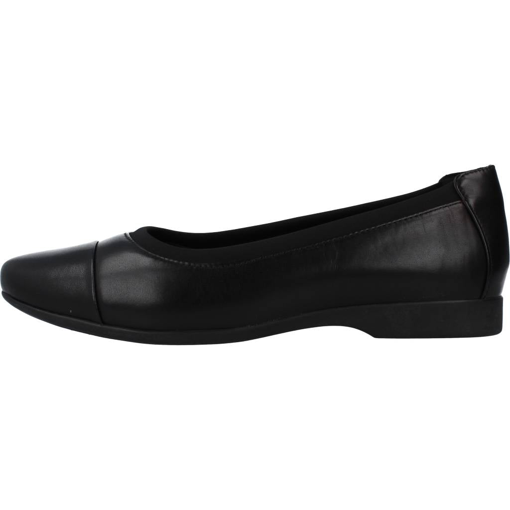 CLARKS UN DARCEY CAP en color NEGRO  (2)