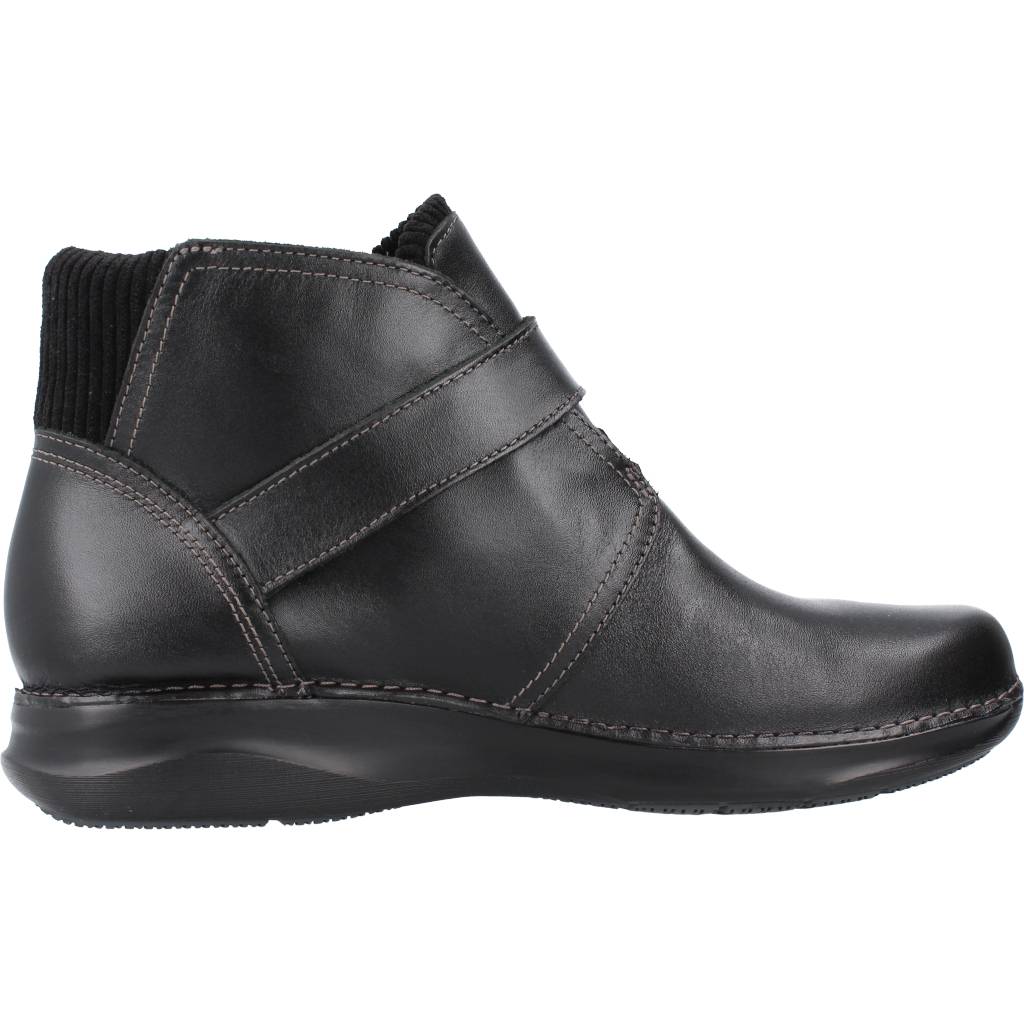 CLARKS APPLEY MID en color NEGRO  (4)