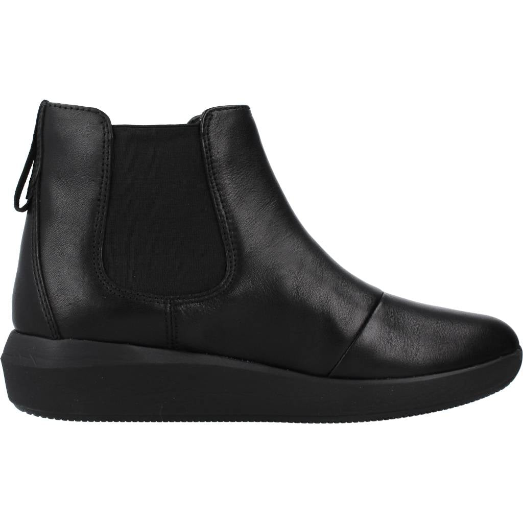 CLARKS TAWNIA MID en color NEGRO  (4)