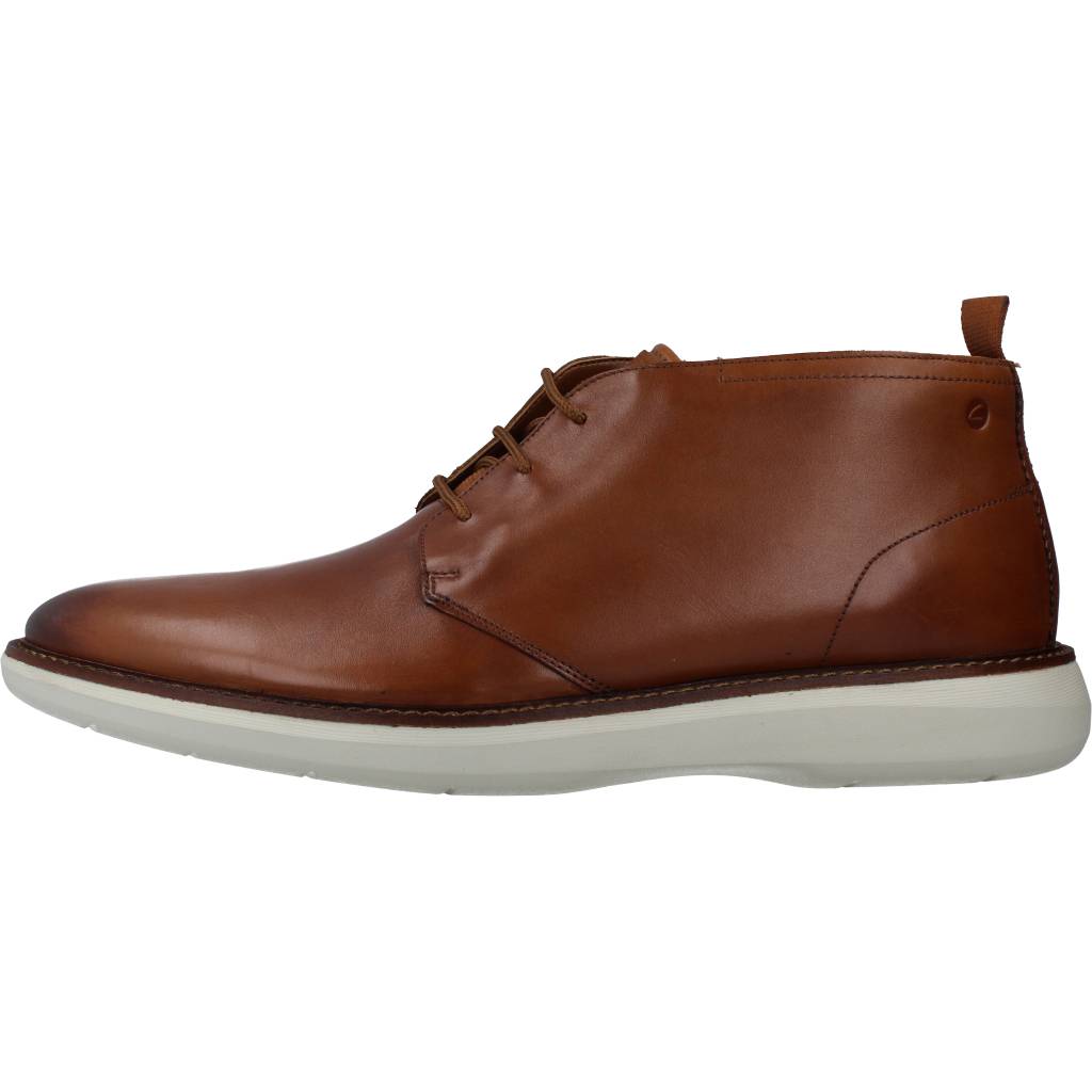 CLARKS  BRANTIN MID en color MARRON  (2)