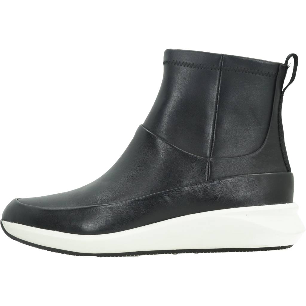 CLARKS UN RIO FREE en color NEGRO  (2)