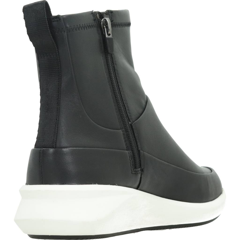 CLARKS UN RIO FREE en color NEGRO  (3)