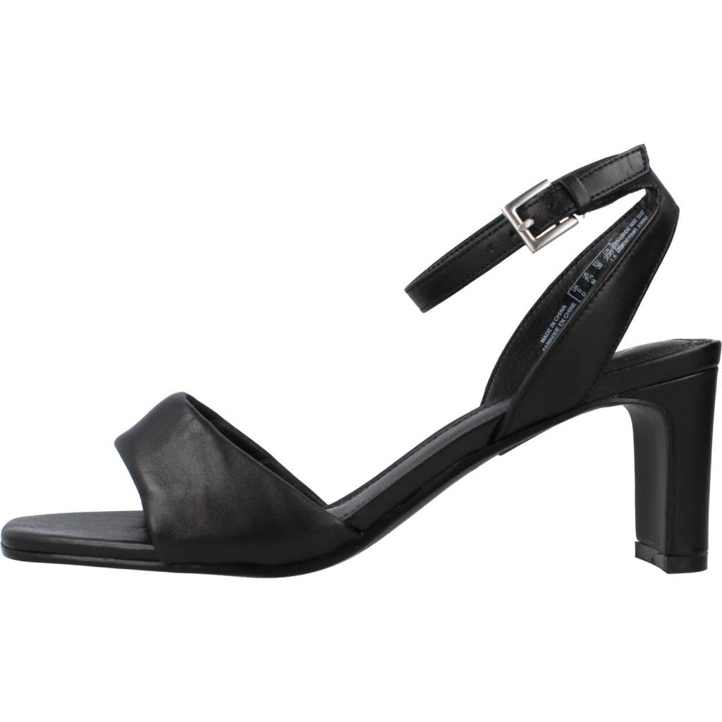 CLARKS SEREN STRAP en color NEGRO  (2)