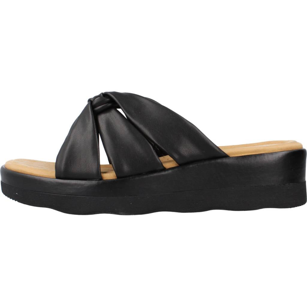 CLARKS CLARA CHARM en color NEGRO  (2)