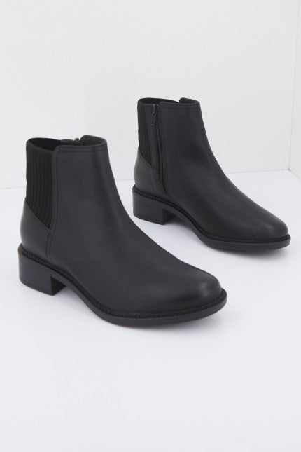 CLARKS MAYE PALM en color NEGRO  (1)