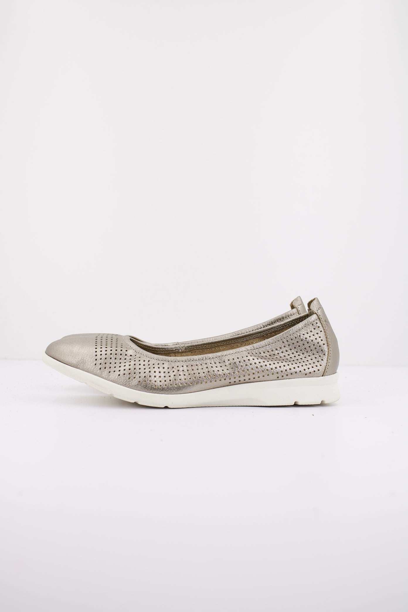 CLARKS JENETTE EASE en color ORO  (1)