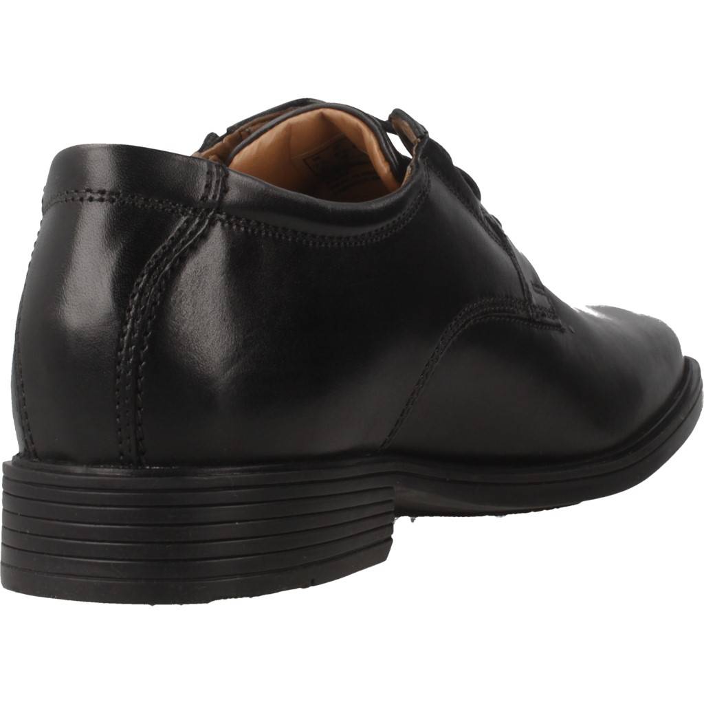 CLARKS TILDEN PLAIN en color NEGRO  (3)