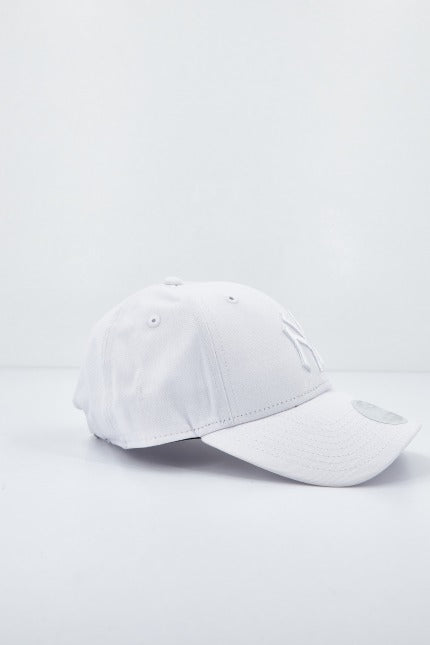 NEW ERA ESSENTIAL  NEYYAN en color BLANCO  (2)