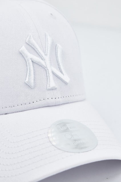 NEW ERA ESSENTIAL  NEYYAN en color BLANCO  (4)