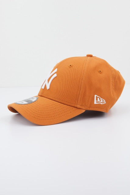 NEW ERA  LEAGUE ESSENTIAL FORTY NE en color NARANJA  (2)