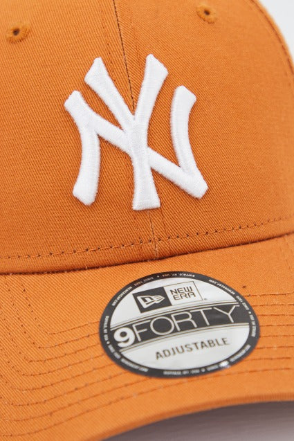 NEW ERA  LEAGUE ESSENTIAL FORTY NE en color NARANJA  (4)