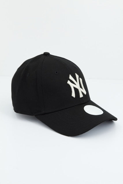 NEW ERA METALLIC LOGO FORT en color NEGRO  (2)