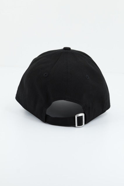 NEW ERA METALLIC LOGO FORT en color NEGRO  (3)