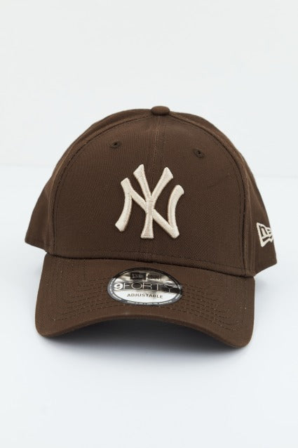 NEW ERA LEAGUE ESSENTIAL FORTY en color MARRON  (1)