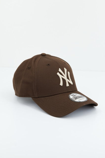 NEW ERA LEAGUE ESSENTIAL FORTY en color MARRON  (2)