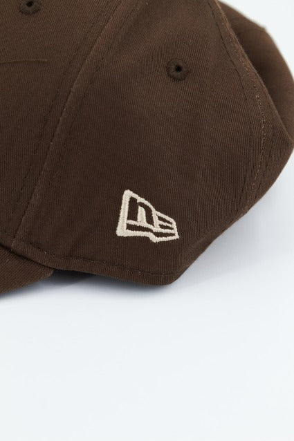 NEW ERA LEAGUE ESSENTIAL FORTY en color MARRON  (4)