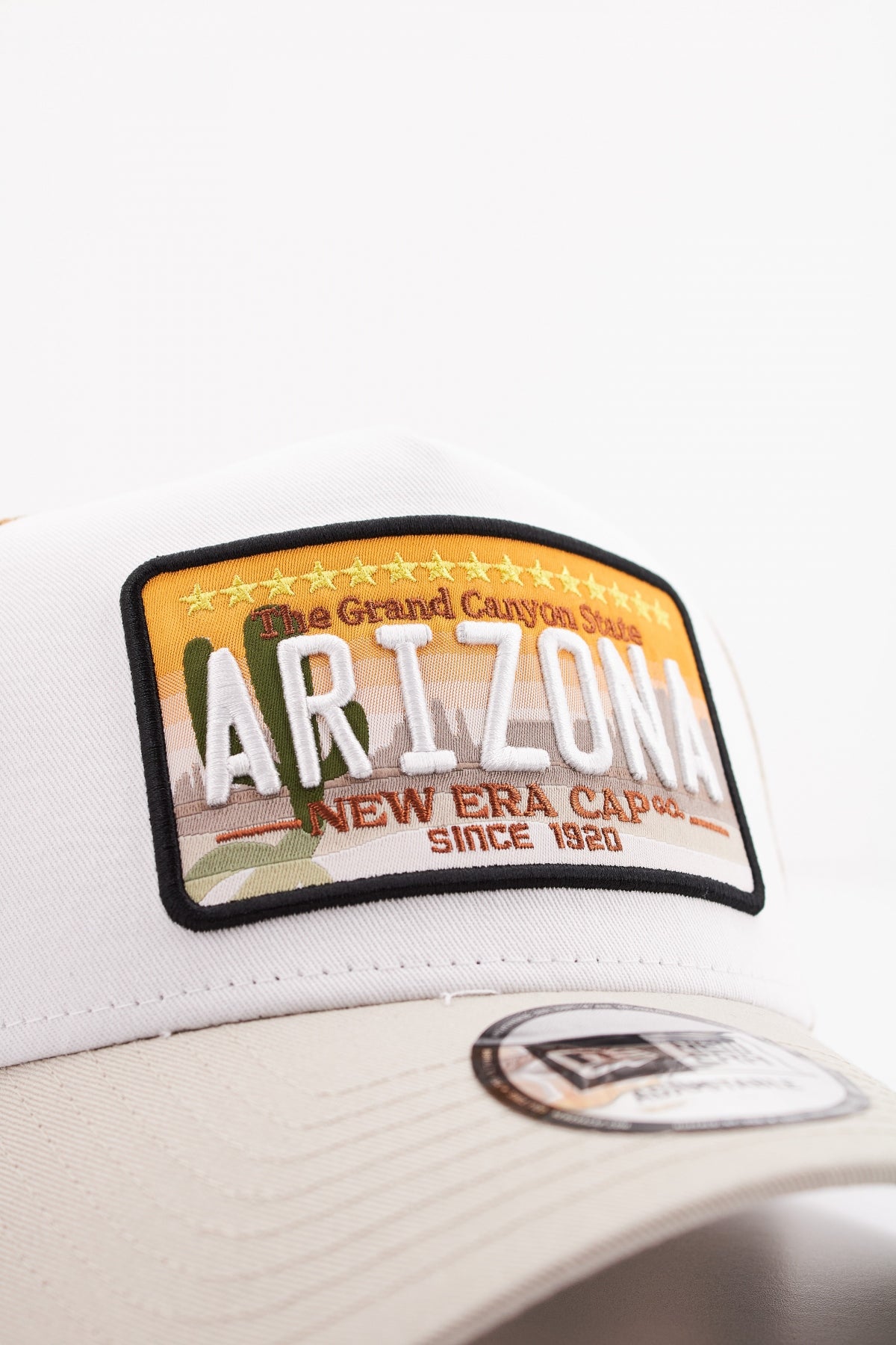 NEW ERA PATCH TRUCKER en color BLANCO  (4)