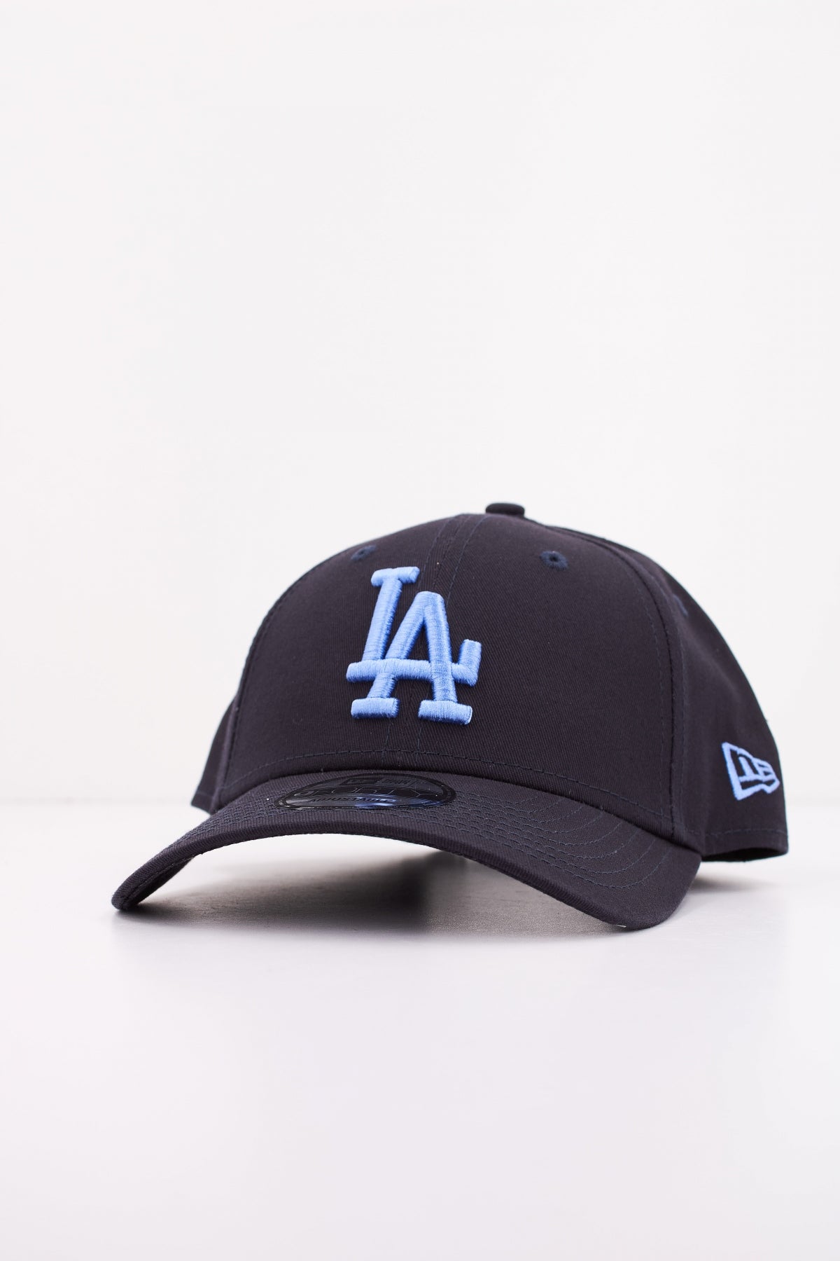 NEW ERA  LEAGUE ESSENTIAL FORTY en color AZUL  (2)