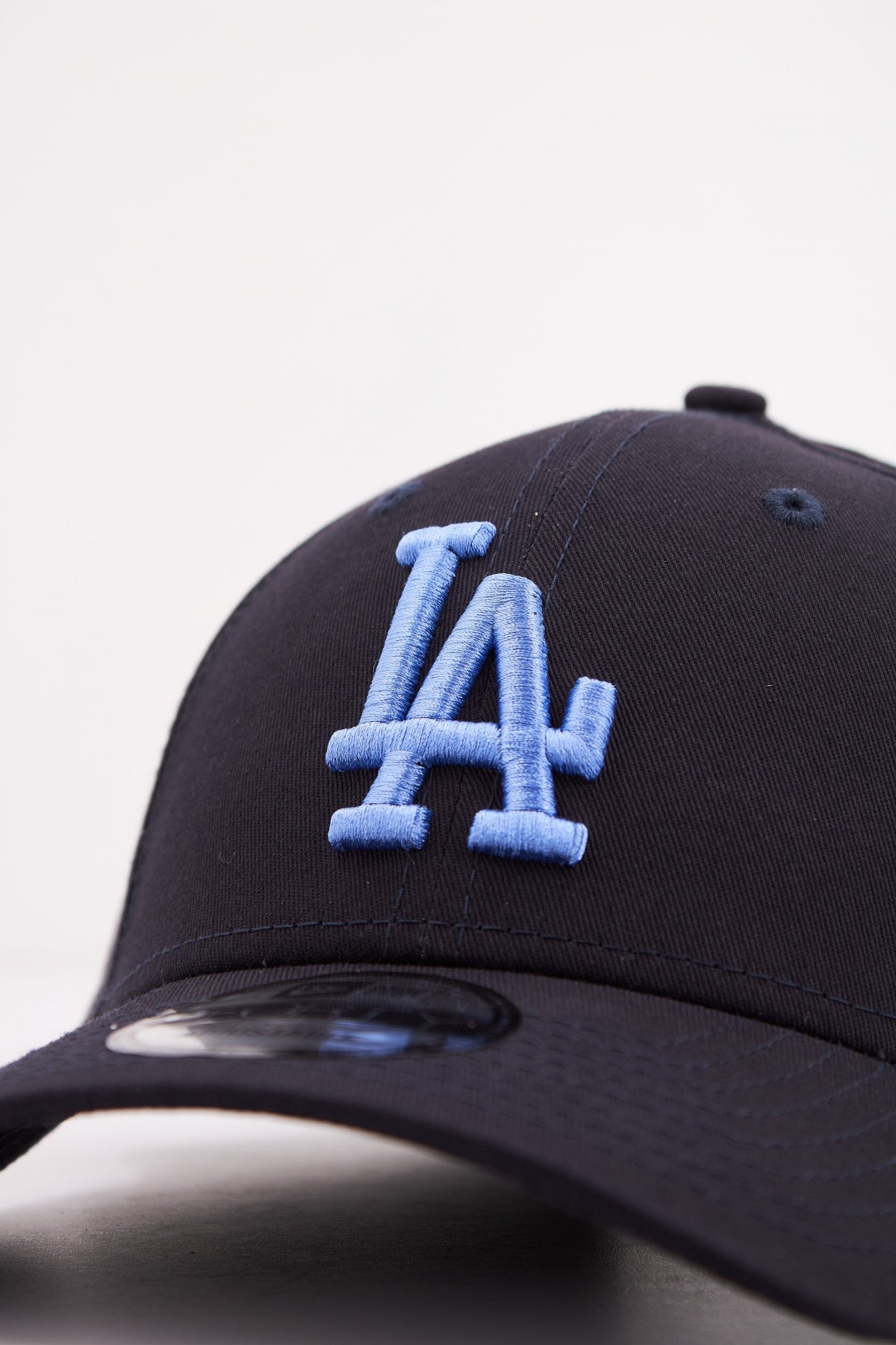 NEW ERA  LEAGUE ESSENTIAL FORTY en color AZUL  (4)