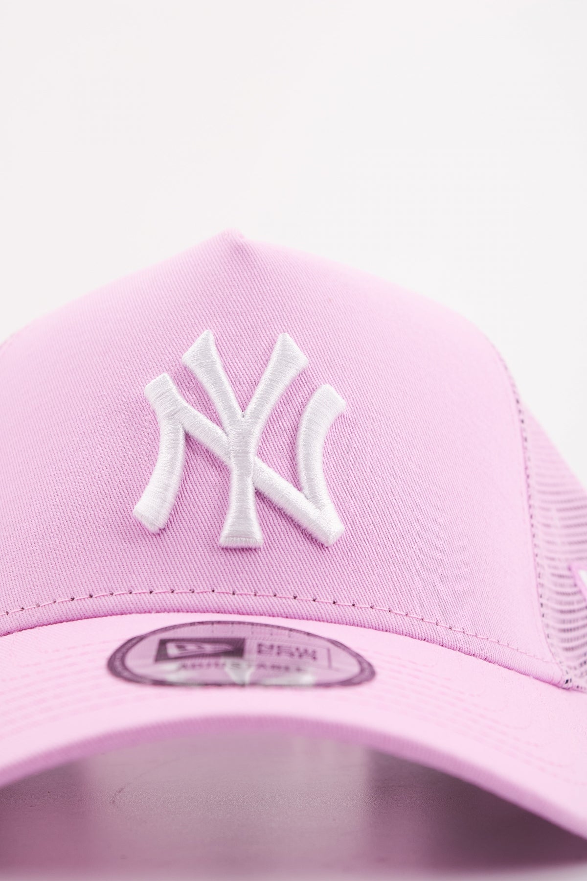 NEW ERA  LEAGUE ESS TRUCKER en color ROSA  (4)