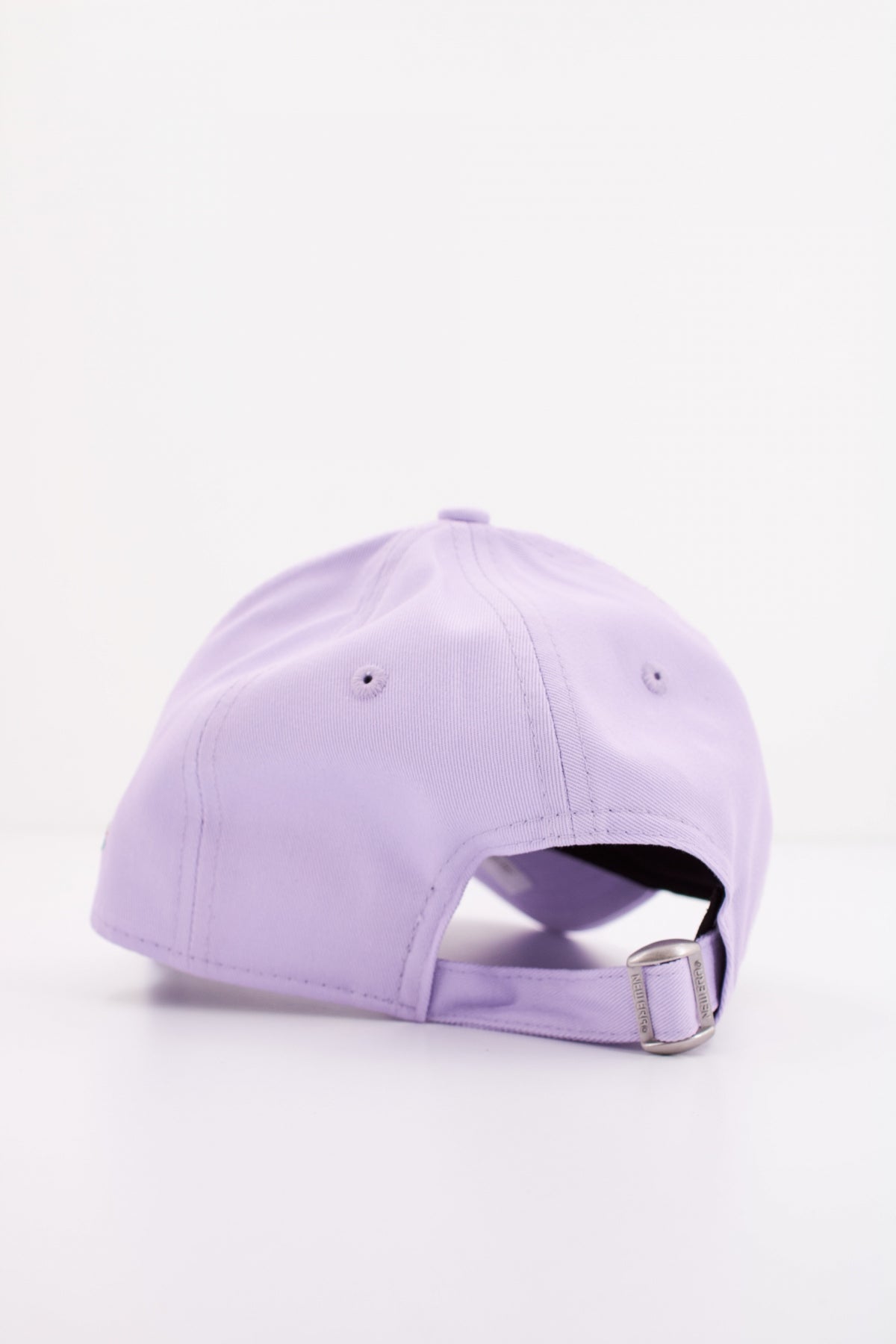 NEW ERA FEMALE METALLIC LOGO FO en color VIOLETA  (3)