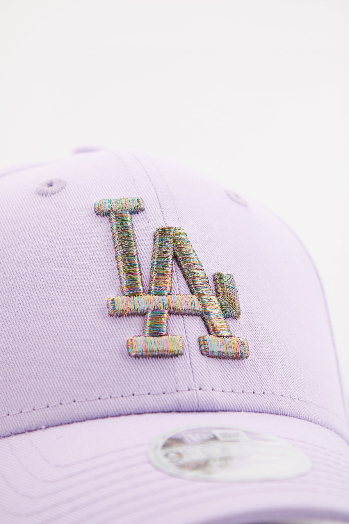 NEW ERA FEMALE METALLIC LOGO FO en color VIOLETA  (4)