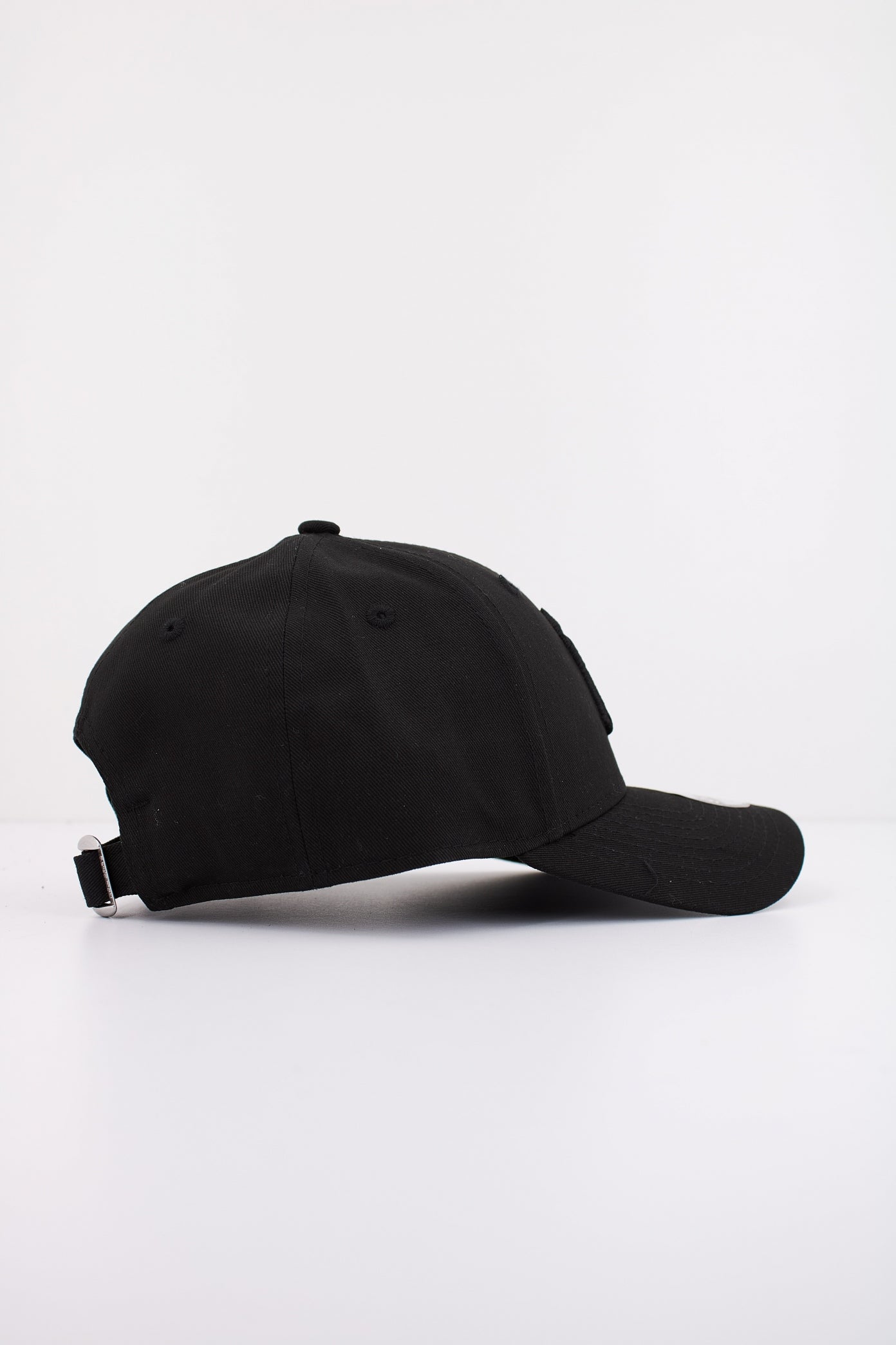 NEW ERA LEAGUE ESSENTI YOUTH en color NEGRO  (2)