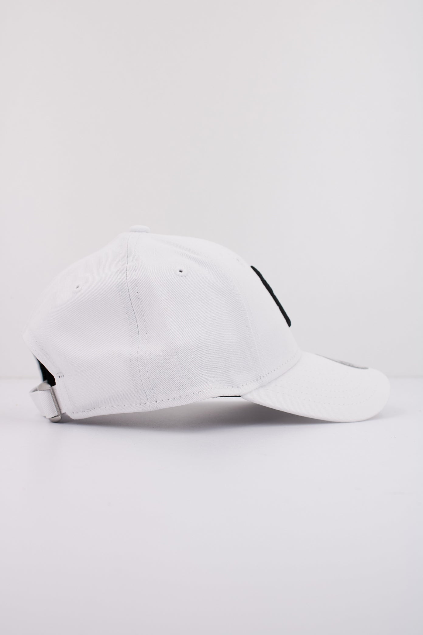 NEW ERA LEAGUE ESSENTI YOUTH en color BLANCO  (2)