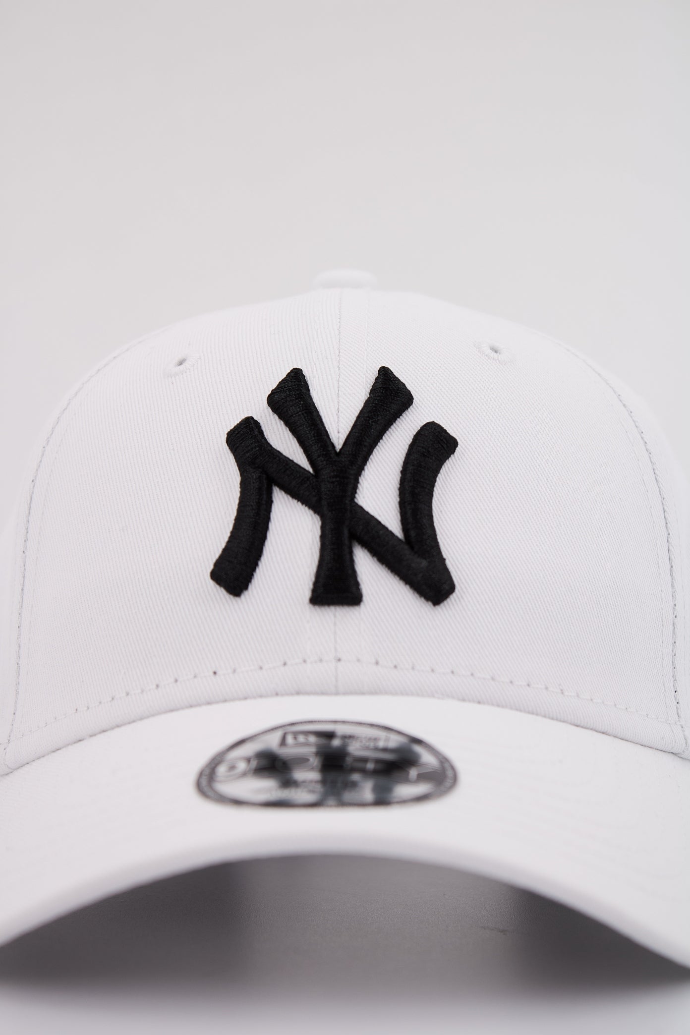 NEW ERA LEAGUE ESSENTI YOUTH en color BLANCO  (4)