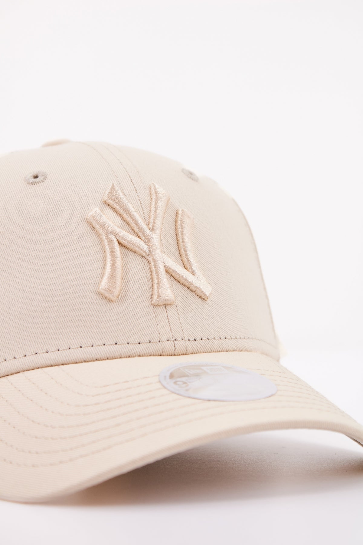 NEW ERA  WMNS TONAL FORTY en color BEIS  (4)