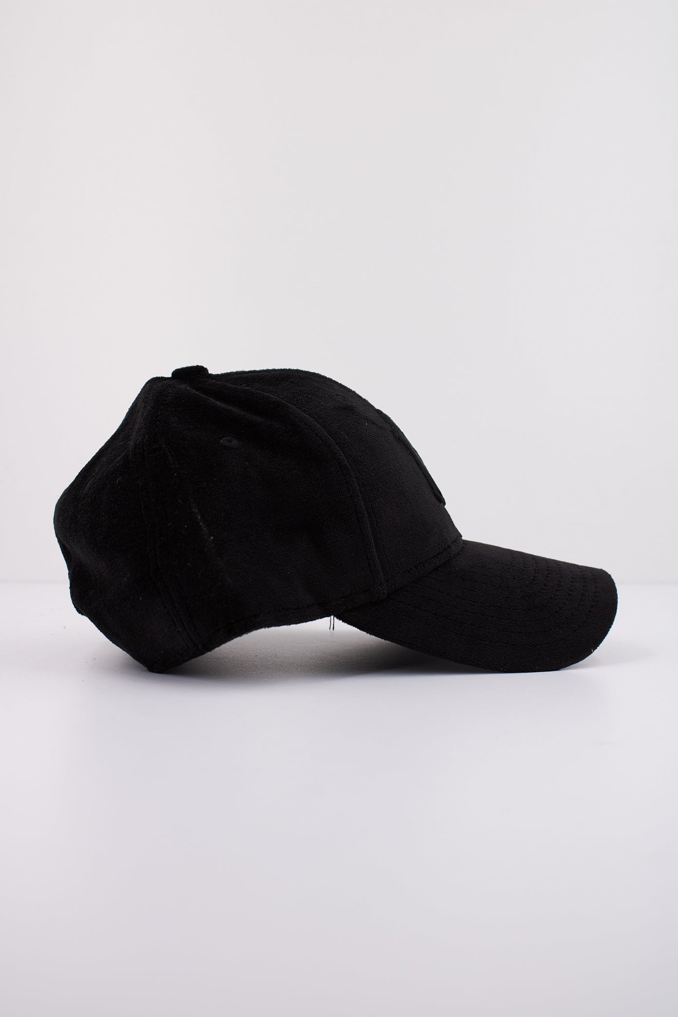 NEW ERA VELOUR FORTY OSFM en color NEGRO  (2)