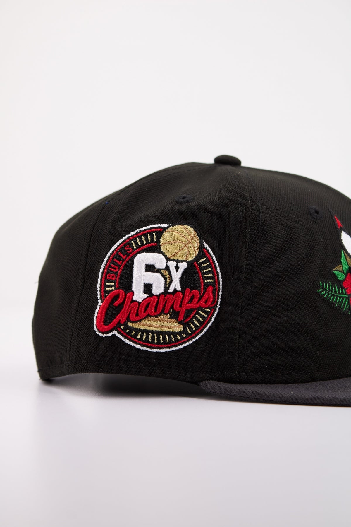 NEW ERA NBA FLORAL FIFTY CHIBUL en color NEGRO  (4)