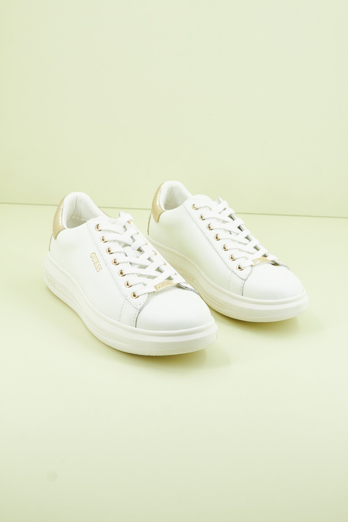 GUESS FLVIB LEA en color BLANCO  (2)