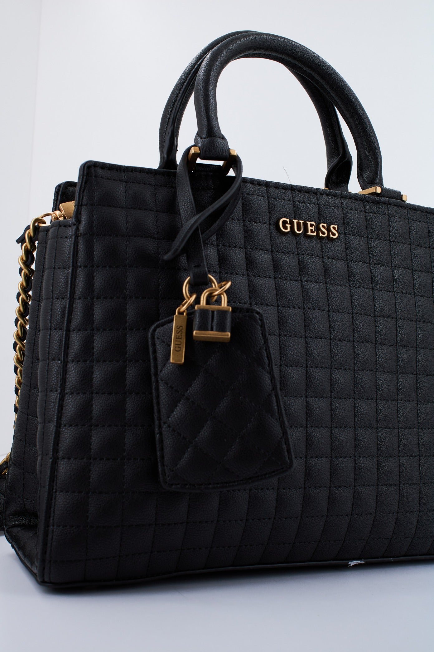 GUESS TIA LUXURY SATCHEL en color NEGRO  (4)