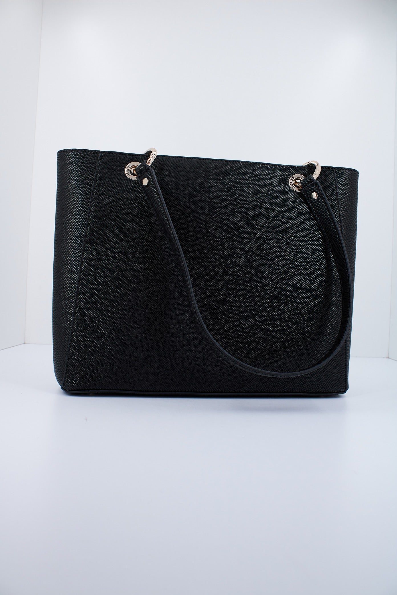 GUESS NOELLE NOEL TOTE en color NEGRO  (3)