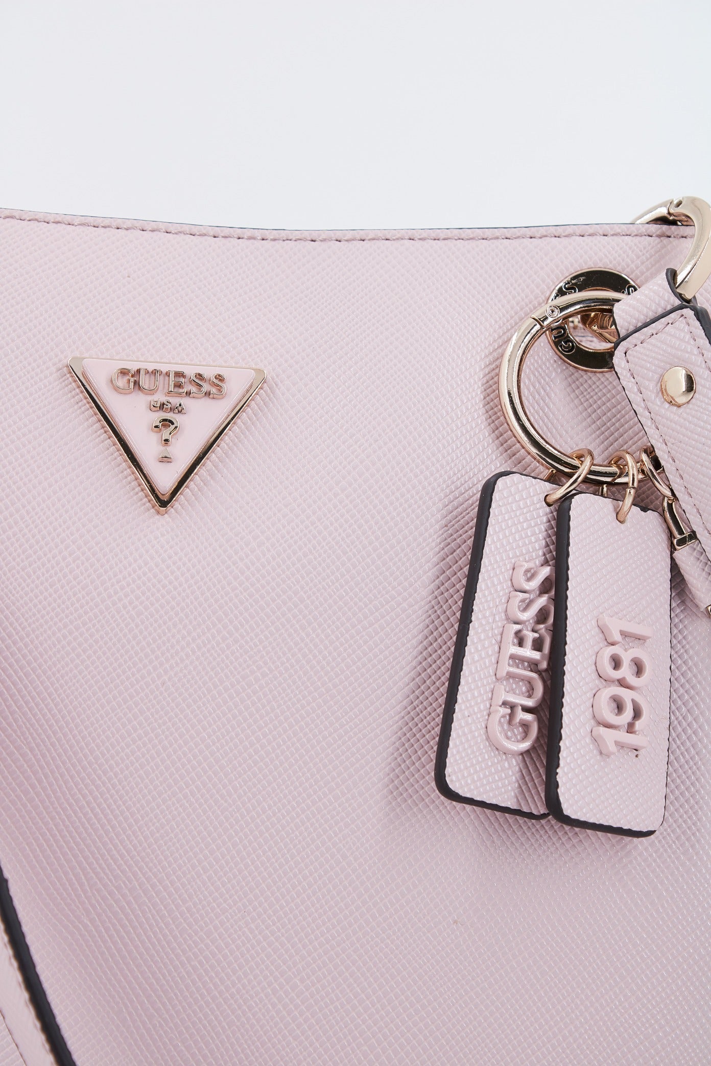 GUESS NOELLE NOEL TOTE en color ROSA  (4)