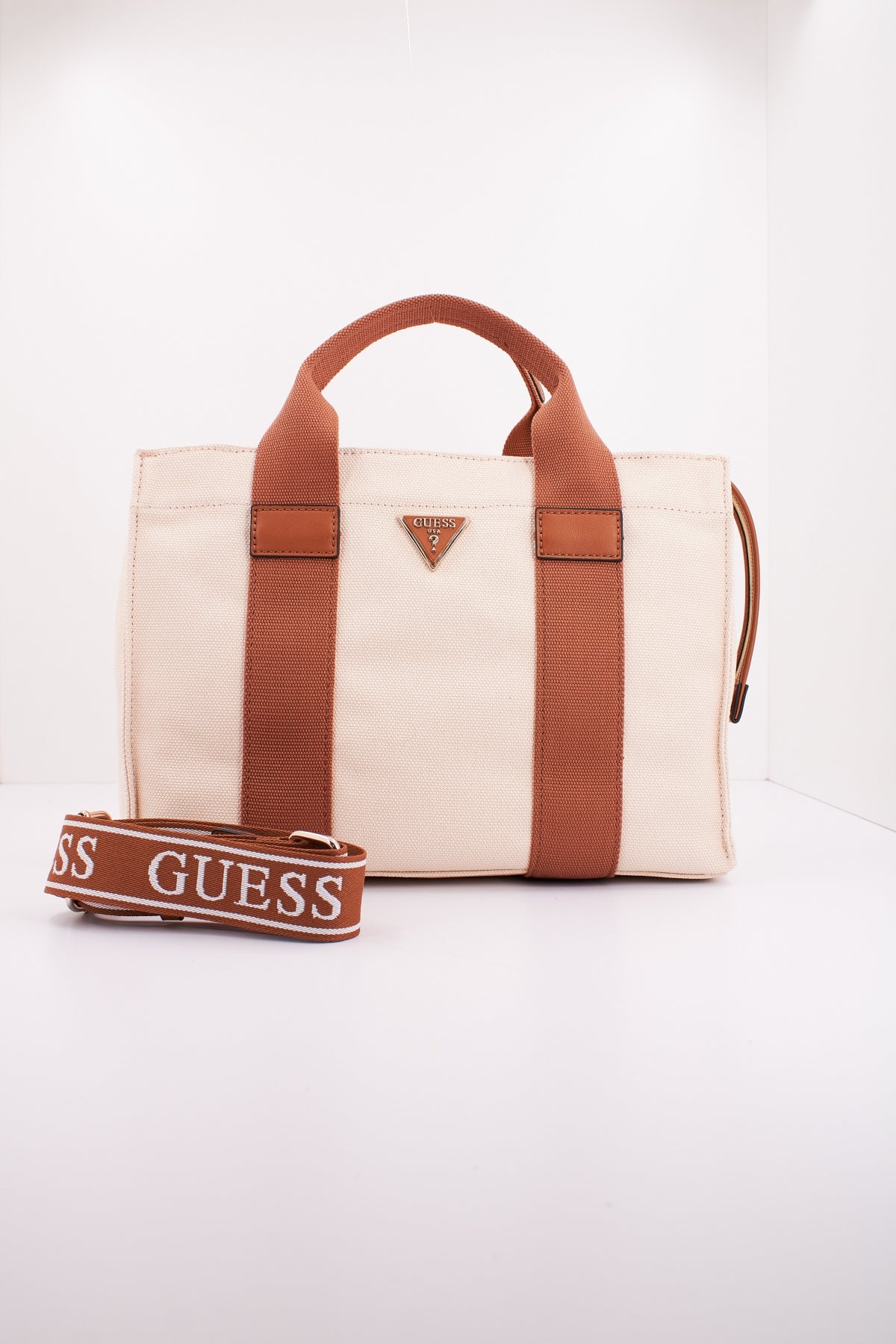 GUESS CANVAS II SMALL TOTE en color BEIS  (1)