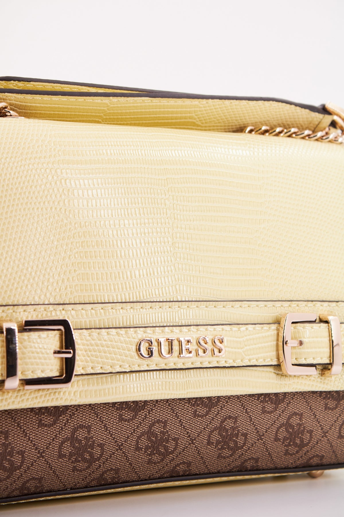 GUESS SESTRI LOGO CNVRTBLE X en color AMARILLO  (4)