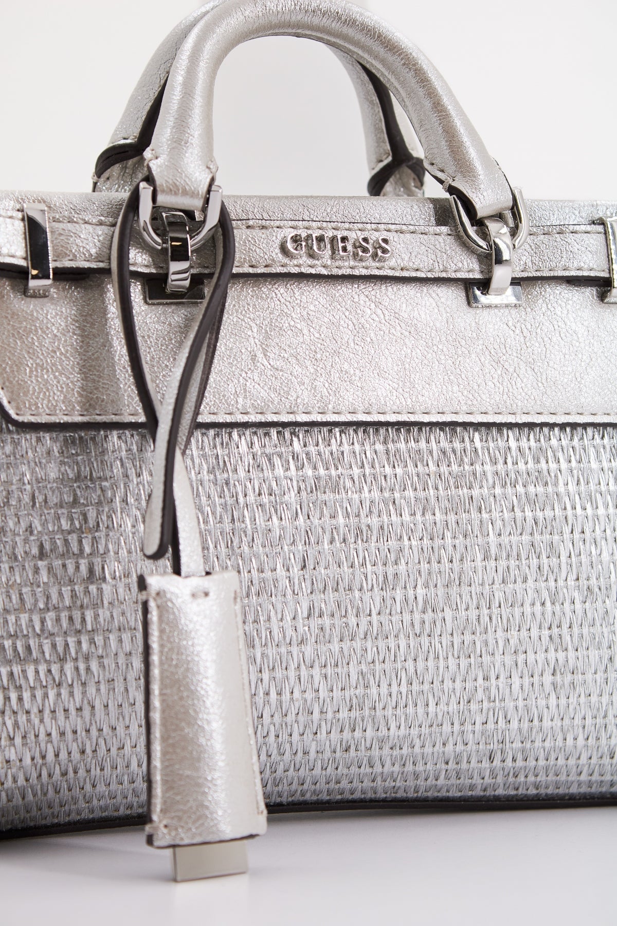 GUESS  SESTRI MINI SATCHEL en color PLATA  (4)