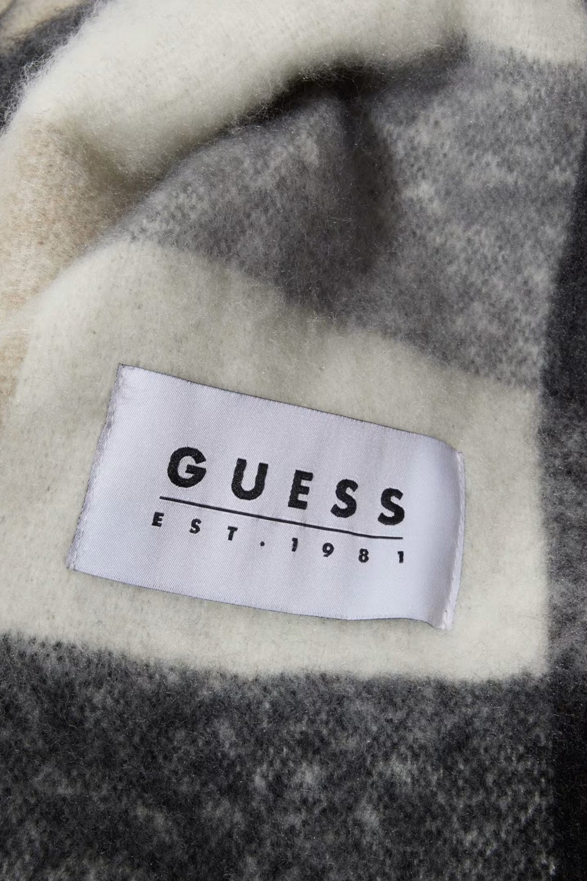 GUESS AW POL en color NEGRO  (2)