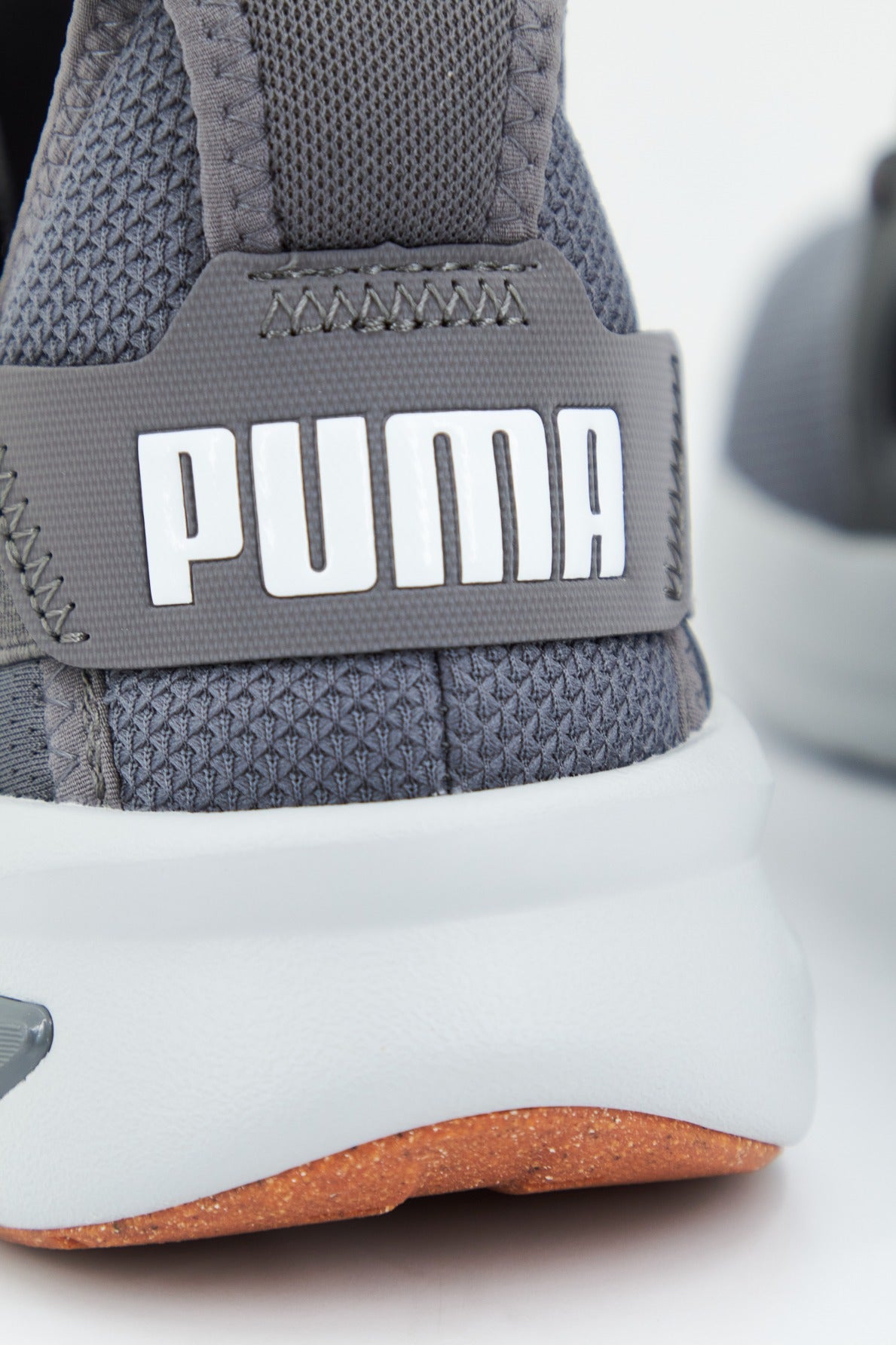 PUMA SOFTRIDE ENZO EVO BE en color GRIS  (3)