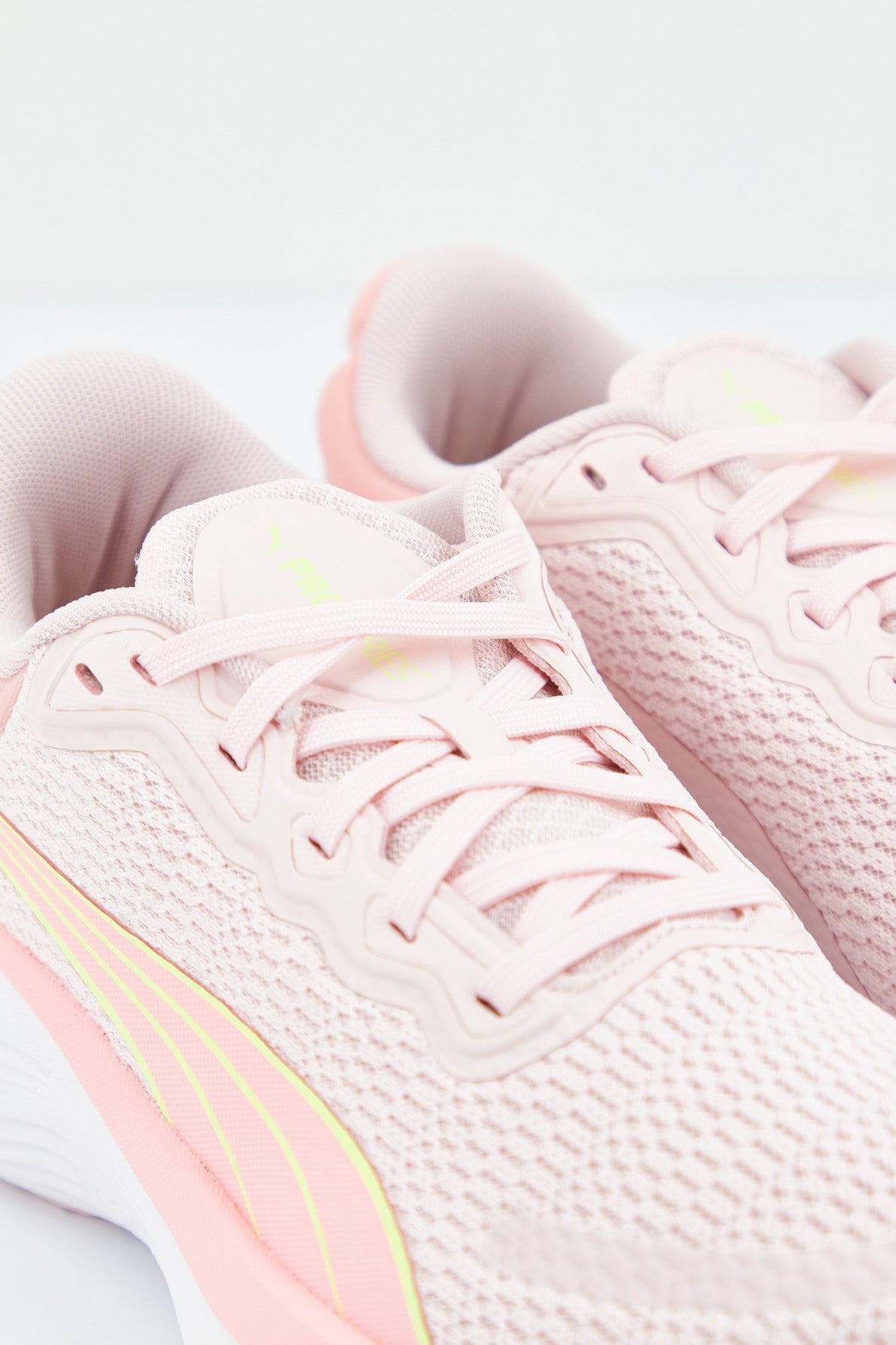 PUMA SCEND PRO en color ROSA  (4)