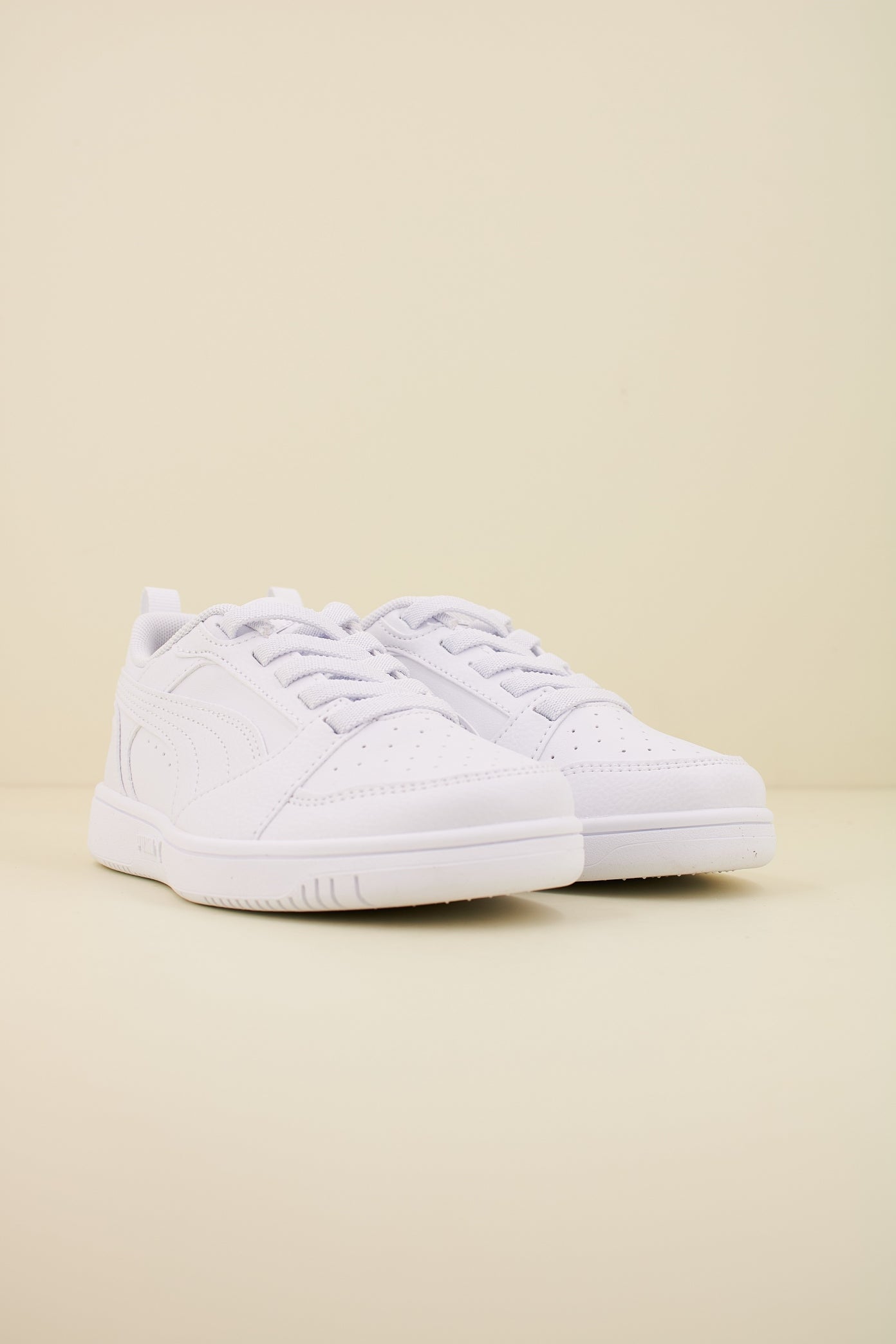 PUMA REBOUND V Lo A en color BLANCO  (2)