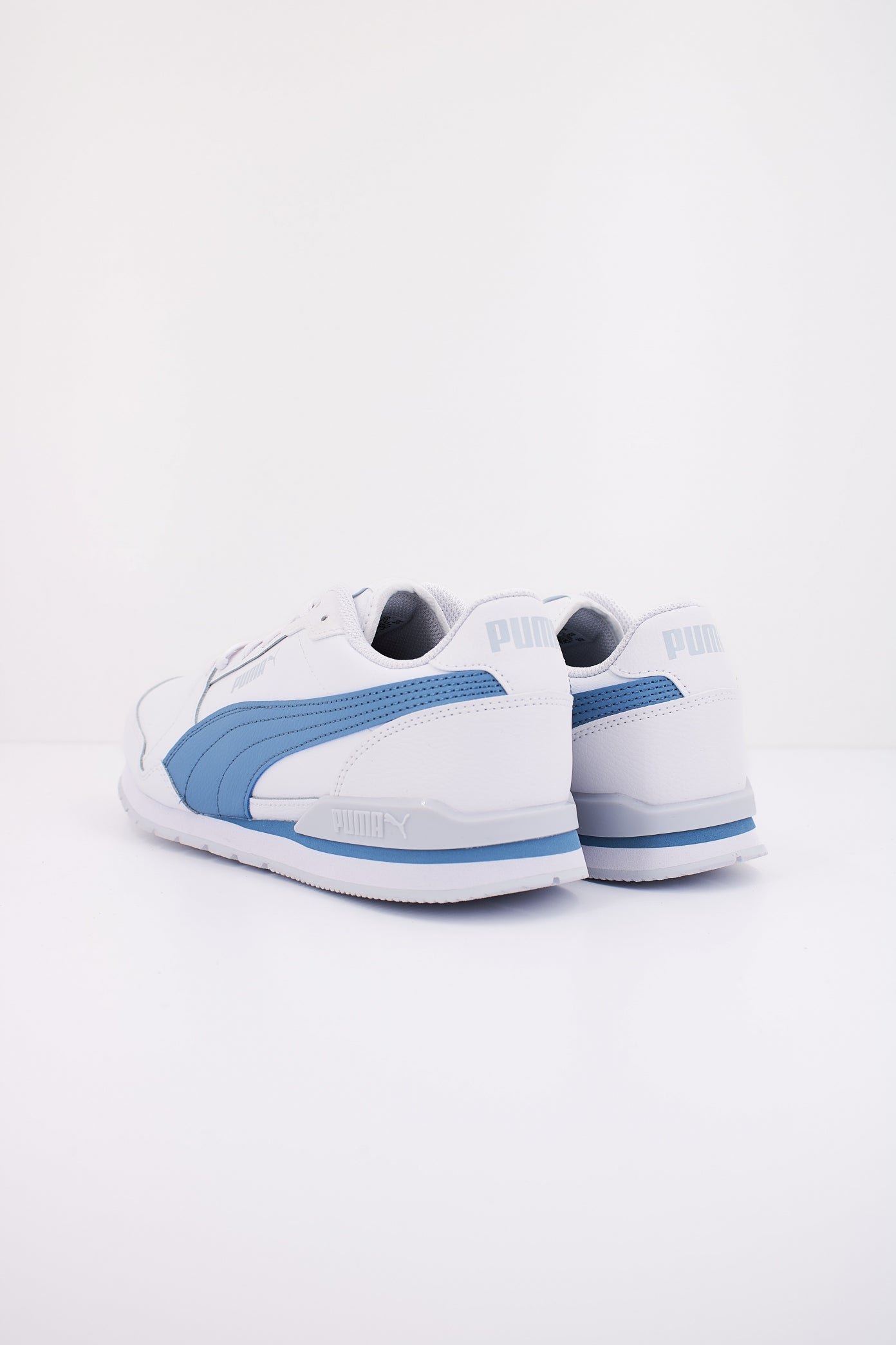 PUMA ST RUNNER V en color BLANCO  (4)