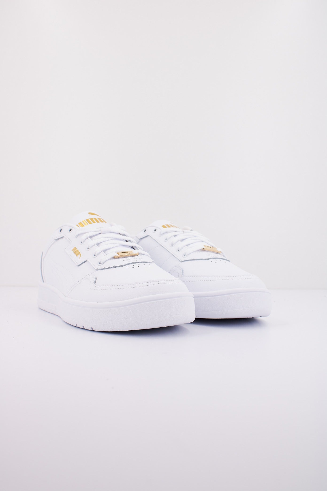 PUMA COURT CLASSIC LUX en color BLANCO  (2)