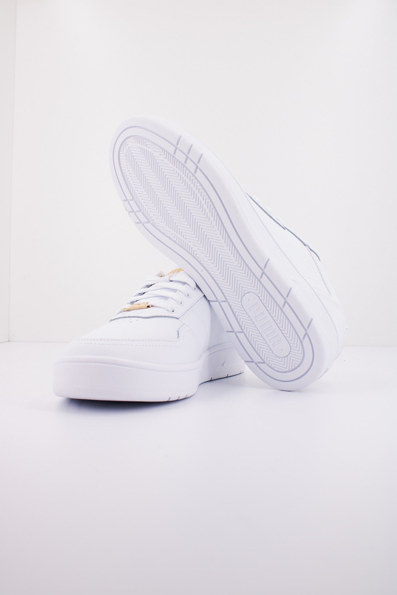 PUMA COURT CLASSIC LUX en color BLANCO  (4)