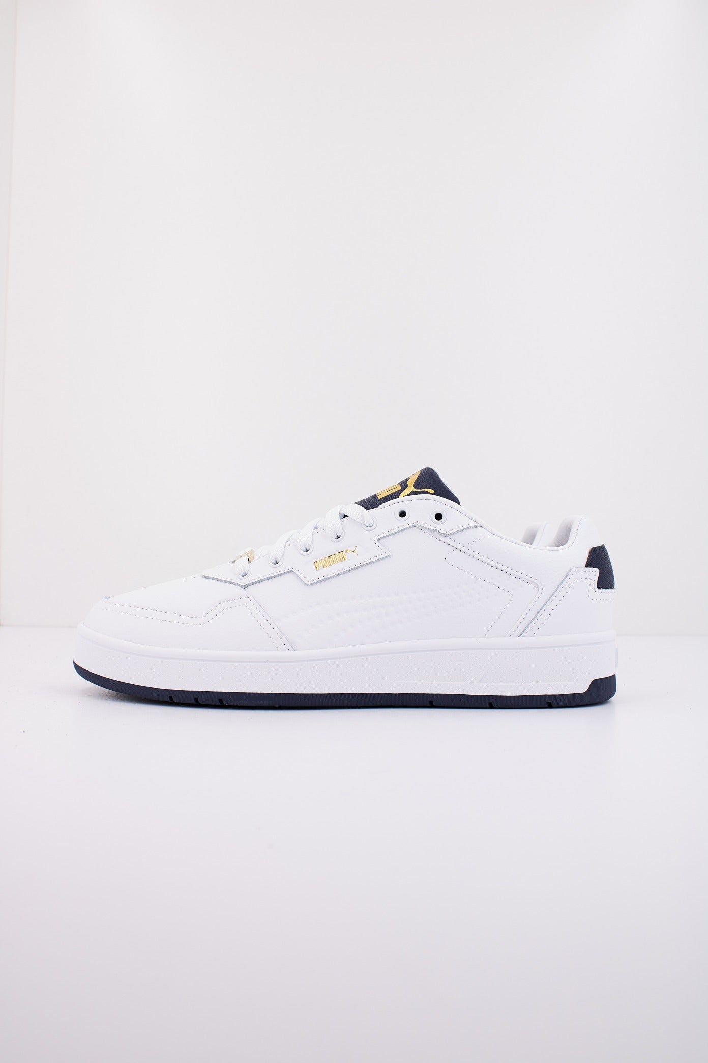 PUMA COURT CLASSIC LUX en color BLANCO  (1)